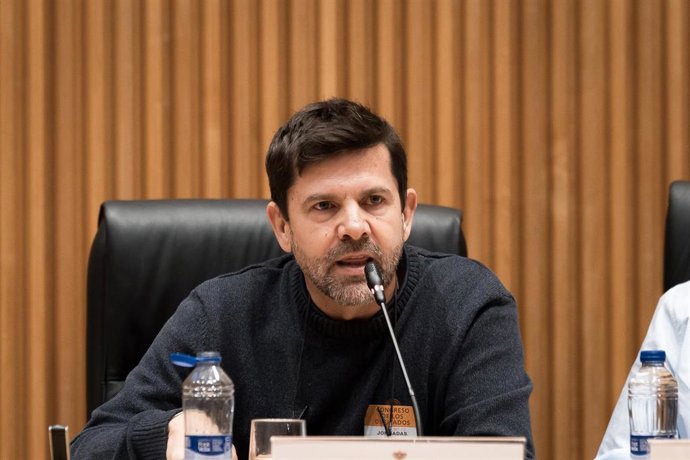 El presidente de la Plataforma Víctimas Alvia 04155, Jesús Domínguez, durante el encuentro ‘Voces de la Tragedia’, en el Congreso de los Diputados, a 8 de octubre de 2026, en Madrid (España). La Asociación de Víctimas del Descarrilamiento de Adamuz y la F