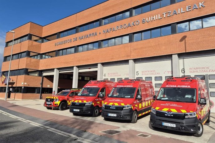 Imagen de las nuevas ambulancias y de la bomba forestal.