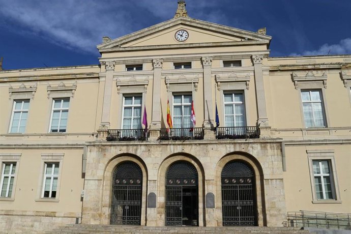 Las banderas ondean a media asta en el Ayuntamiento de Palencia.