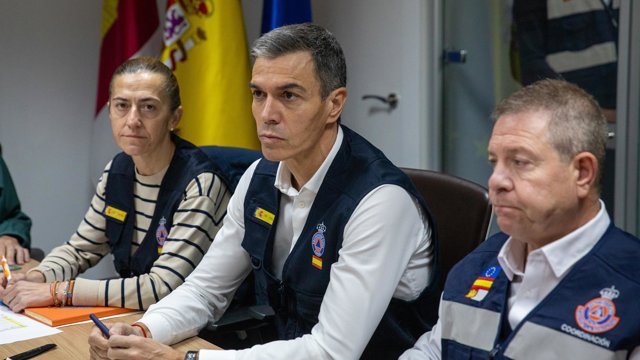 (I-D) La secretaria general de Protección Civil y Emergencias, Virginia Barcones; el presidente del Gobierno, Pedro Sánchez, y el presidente de Castilla-La Mancha, Emiliano García-Page, durante la reunión del Cecopi.