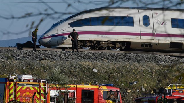 Agentes de los Servicios de Emergencias trabajan en el lugar de los hechos, a 28 de octubre de 2026, en Urda, Toledo, Castilla-La Mancha (España).
