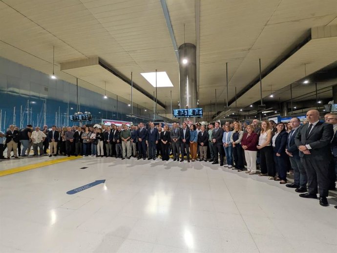 Guardan un minuto de silencio por el accidente ferroviario de Toledo en la estación de tren de Palma