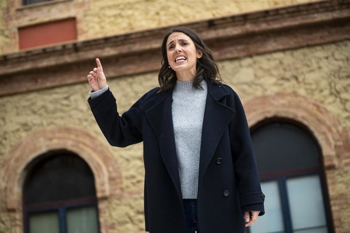 La candidata de Podemos a las elecciones del 29N, Irene Montero, durante el acto 'Casa. Vida. Futur', en la plaça Major de Nou Barris, a 24 de octubre de 2026, en Barcelona, Catalunya (España). 