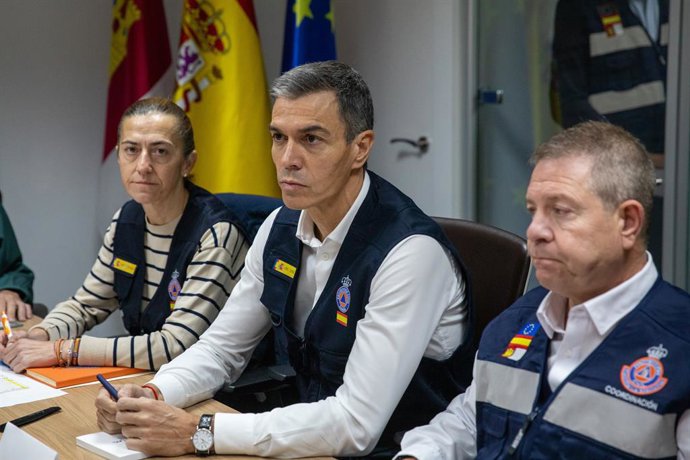 (da esquerda para a direita) A secretária-geral de Proteção Civil e Emergências, Virginia Barcones; o presidente do Governo, Pedro Sánchez, e o presidente de Castela-La Mancha, Emiliano García-Page, durante a reunião do Centro de Coordenação Operacional I