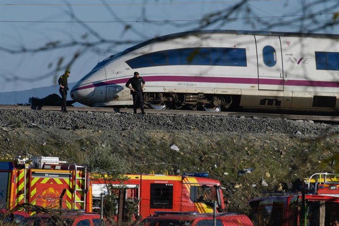 Agentes de los Servicios de Emergencias trabajan en el lugar de los hechos, a 28 de octubre de 2026, en Urda, Toledo, Castilla-La Mancha (España). 