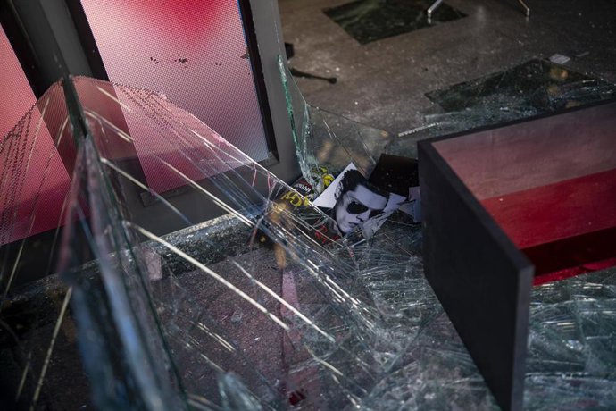 Escaparates destrozados tras los disturbios de ayer sábado en Barcelona, a 25 de octubre de 2026, en Barcelona, Catalunya (España). El centro de Barcelona sufrió graves disturbios, saqueos y destrozos materiales el sábado 24 de octubre. Los incidentes se 