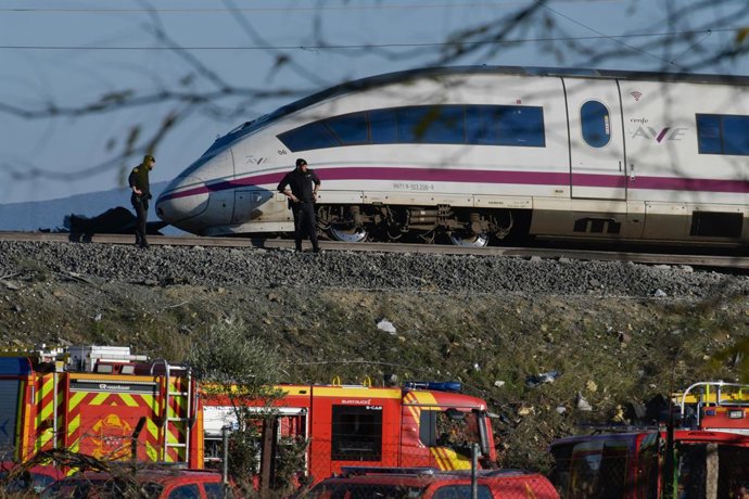 Agentes de los Servicios de Emergencias trabajan en el lugar de los hechos, a 28 de octubre de 2026, en Urda, Toledo, Castilla-La Mancha (España). Dos trenes han colisionado en la mañana de este miércoles, 28 de octubre, en la estación de la localidad tol