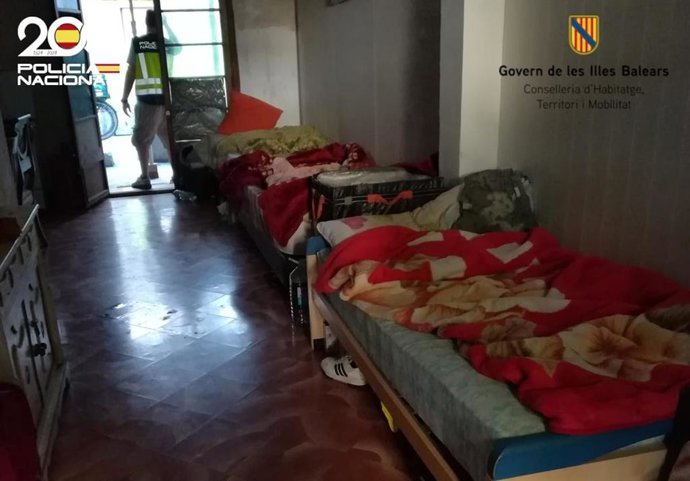 Algunas de las camas situadas en los pasillos.