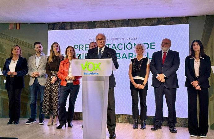 El cabeza de lista de Vox por Barcelona al Congreso, Juanjo Aizcorbe, en rueda de prensa junto con algunos de los candidatos de Vox por Barcelona al Congreso y Senado