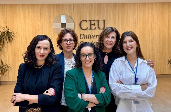 Les professores Laura García Garcés, Marta Lluesma, Raquel Carcelén, Carmen Trull i Marta Ruiz.