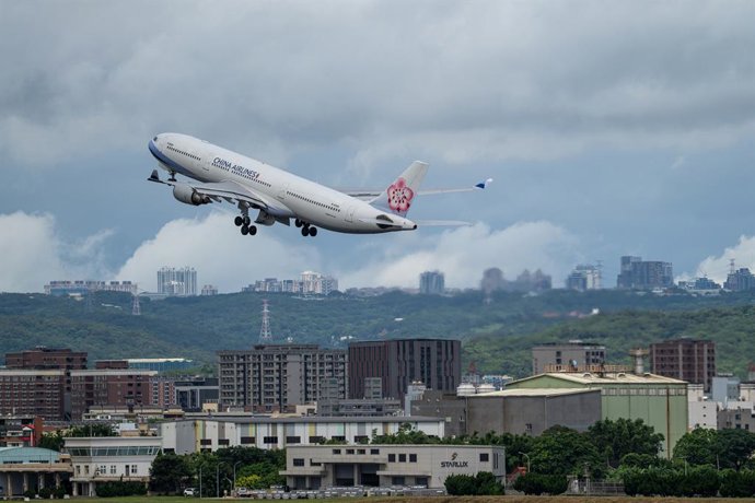 Archivo - June 5, 2026, Taipei, TAIWAN: A China Airlines Airbus A330-302 taking off from Taoyuan International Airport in Taipei, Taiwan, June 5, 2026. NEXPHER/Vernon Yuen