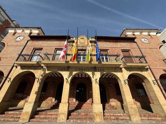 Ayuntamiento de Calahorra con las banderas a media asta en luto por el accidente de Urda