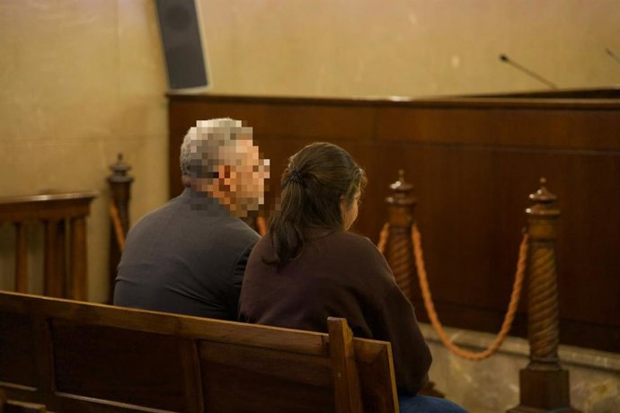 La mujer (d), en la Audiencia Provincial.
