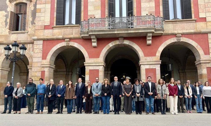 El presidente del Parlament, Josep Rull, el conseller de Justicia de la Generalitat, Ramon Espadaler, miembros de la Mesa del Parlament y representantes de los grupos guardan un minuto de silencio por las víctimas del accidente de Urda (Toledo)