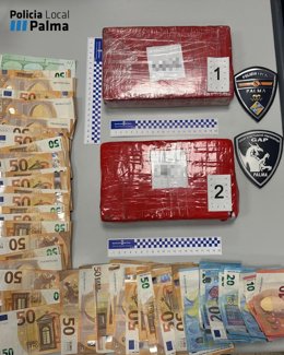 Dinero en efectivo y placas de cocaína intervenidas en un control en Palma.