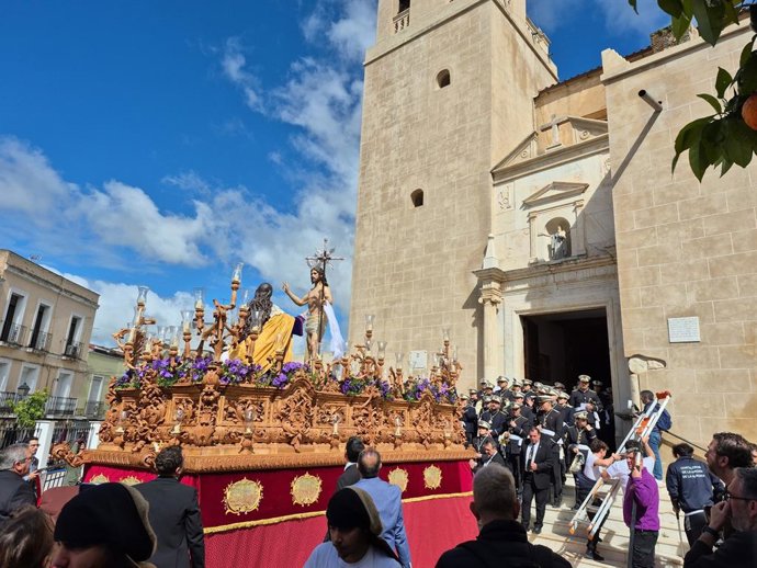 Salida del Resucitada de la Iglesia de San Agustín de Badajoz en la Semana Santa de 2026