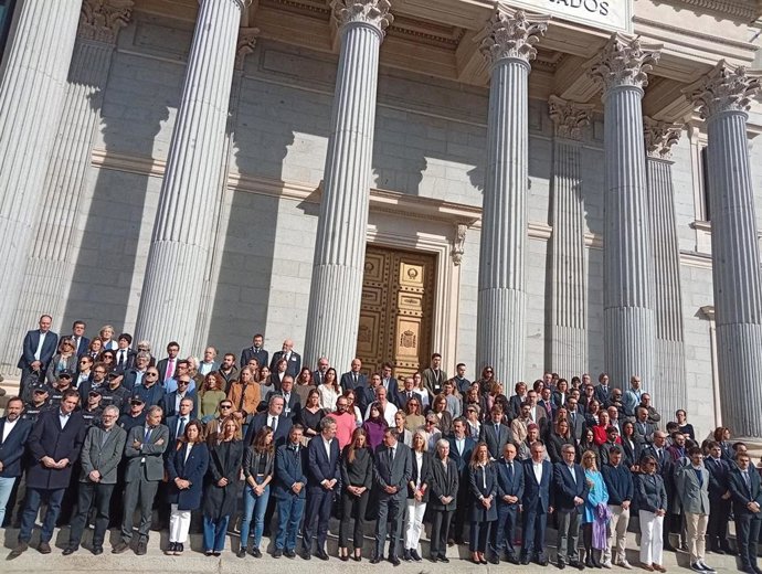 Diputados, funcionarios y trabajadores del Congreso guardan un minuto de silencio en la Escalinata del Palacio en memoria de las víctimas del accidente ferroviario ocurrido este miércoles en Urda (Toledo).