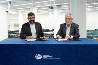 El director del BSC, Mateo Valero, y el 'Enterprise Innovation Director, Madrid&Barcelona' de AstraZeneca, César Velasco