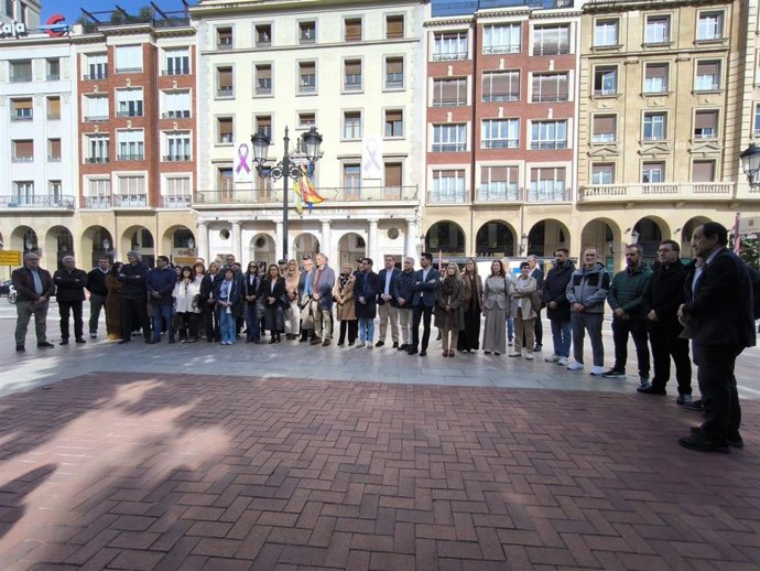 Minuto de silencio en Logroño en el Espolón por las víctimas del accidente de tren de Urda (Toledo)