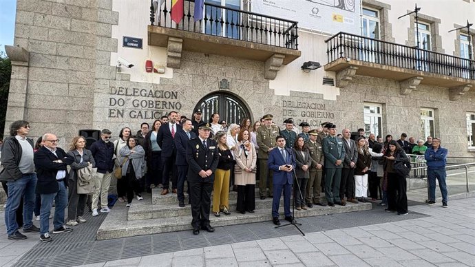 Acto de solidaridad tras el accidente ferroviario en Urda (Toledo) ante la Delegación del Gobierno en Galicia