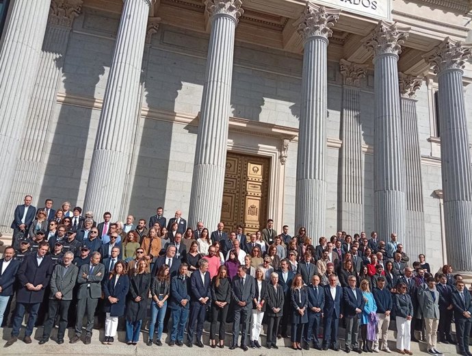 Diputats, funcionaris i treballadors del Congrés guarden un minut de silenci en l'Escalinata del Palau en memòria de les víctimes de l'accident ferroviari ocorregut este dimecres en Urda (Toledo).