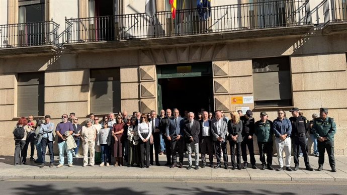 La Subdelegación del Gobierno en Cáceres guarda un minuto de silencio y traslada condolencias a las víctimas