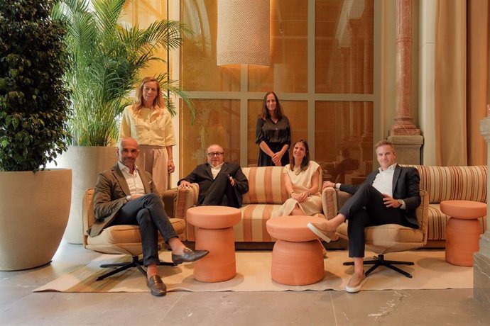 El presidente de Serras Collection, Jordi Serra Burges, junto a su equipo