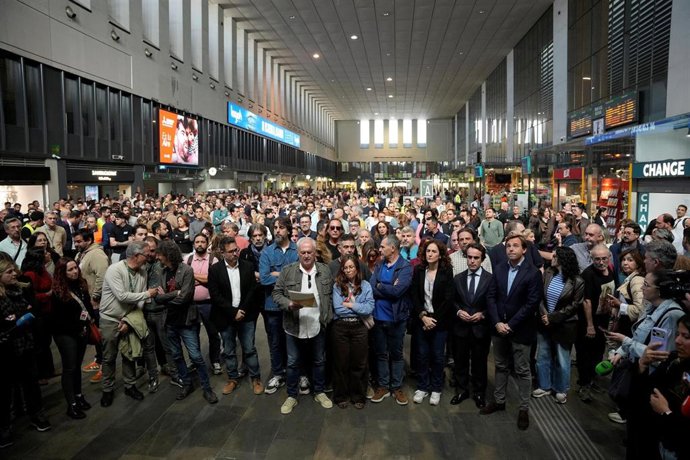 Minuto de silencio convocado por el comité de empresa de Adif y los sindicatos en la estación de Santa Justa de Sevilla tras el accidente ferroviario de Urda (Toledo). 