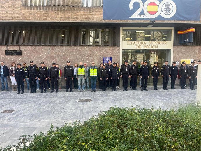 Imagen del minuto de silencio mantenido por la Policía Nacional de Navarra tras el accidente de tren en Toledo