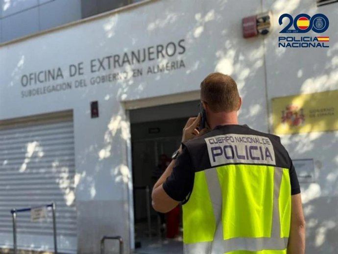 Um agente da Polícia Nacional em frente ao Departamento de Estrangeiros de Almería.