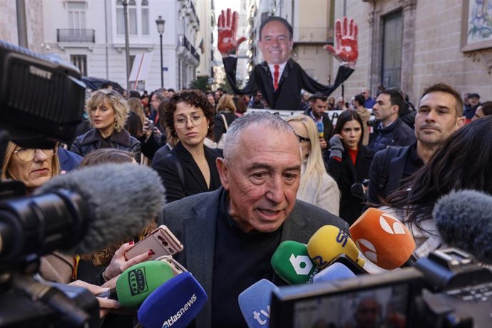 Archivo - El síndic de Compromís, Joan Baldoví (c), en una imagen de archivo durante una protesta contra la gestión de la dana