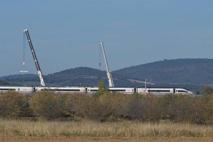 Grúas trabajando en las labores de desescombro en el accidente ferroviario en Urda, a 29 de octubre de 2026, en Urda, Toledo, Castilla-La Mancha (España). 