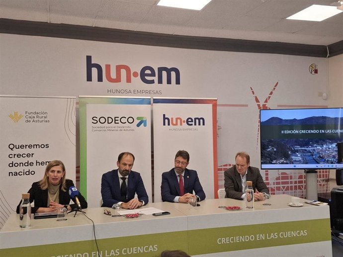 La directora de Fundación Caja Rural de Asturias, Eva Pando; el presidente de Sodeco, Antonio Crespo; el presidente del Grupo Hunosa, Enrique Fernández,  y el director de Programas de Fundación Botín, Javier García Cañete.