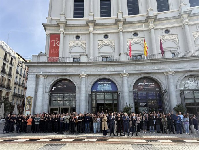 Trabajadores del Teatro Real guardan este jueves, 29 de octubre, un minuto de silencio.