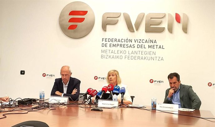 Archivo - Adolfo Rey, Begoña San Miguel y Alex Ormaetxebarria, de la federación del Metal de Bizkaia