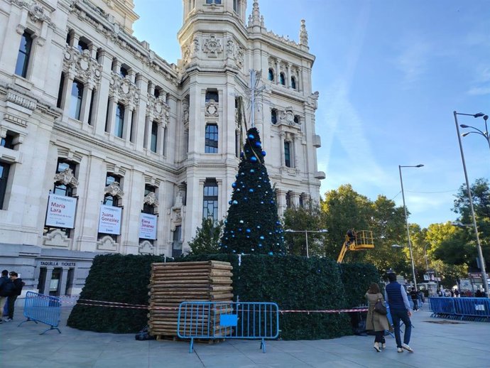 Archivo - Montaje del árbol de Navidad en la plaza de Cibeles