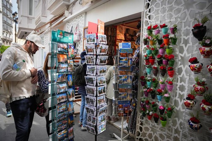 Archivo - Turistas en el centro de Sevilla, en foto de archivo
