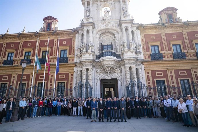 El presidente de la Junta de Andalucía, Juanma Moreno, ha guardado un minuto de silencio este jueves en memoria de las víctimas del accidente ferroviario de Urda (Toledo), ante la fachada principal del Palacio de San Telmo de Sevilla