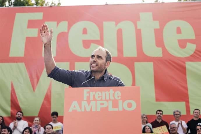 El coordinador de IU Andalucía, Toni Valero, durante el acto de presentación de su candidatura a las elecciones generales del 29N, en el Auditorio del Parque Lineal del Manzanares, a 17 de octubre de 2026, en Madrid (España). 