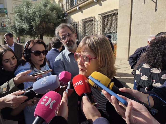 La delegada del Gobierno en Extremadura, María Teresa Macías, atiende a los medios
