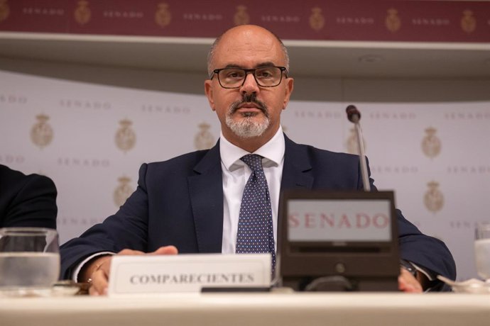 O diretor executivo da Iryo, Fabrizio Favara, comparece perante a comissão de inquérito sobre acidentes ferroviários, no Senado, em 5 de outubro de 2026, em Madri (Espanha). Favara comparece para prestar informações sobre os acidentes ferroviários ocorrid