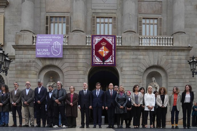 Minut de silenci davant l'Ajuntament de Barcelona 