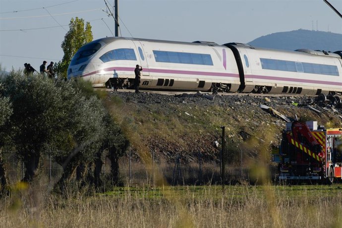 Agentes de los Servicios de Emergencias trabajan en el lugar de los hechos, a 28 de octubre de 2026, en Urda, Toledo, Castilla-La Mancha (España). Dos trenes han colisionado en la mañana de este miércoles, 28 de octubre, en la estación de la localidad tol