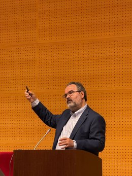 El investigador del CSIC y del CIBERER-Instituto Carlos III, Lluìs Montolui, en su intervención en la Universidad de La Rioja