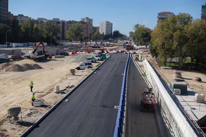 Obras en la superficie de la A5, a 26 de octubre de 2026, en Madrid (España). Tras excavar el túnel en agosto, ahora se rematan los acabados, la ventilación y la iluminación. Su conexión con la M-30 está prevista entre noviembre y diciembre.