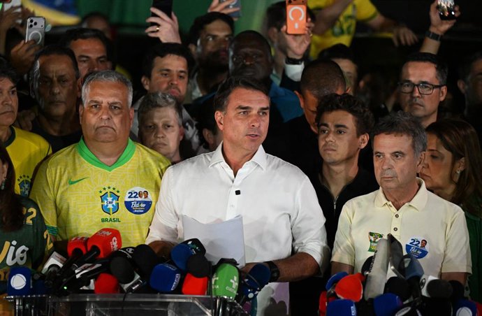 BRASÍLIA, 26 de outubro de 2026  -- Flávio Bolsonaro (C), candidato do Partido Liberal, de direita, no segundo turno das eleições presidenciais do Brasil, participa de uma coletiva de imprensa após o segundo turno das eleições presidenciais em Brasília, B