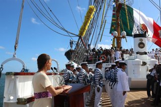 Archivo - HANDOUT - 23 November 2025, Mexico, Veracruz: Mexican President Claudia Sheinbaum Pardo watches a ceremony on the school sailing ship "Cuauhtemoc". 