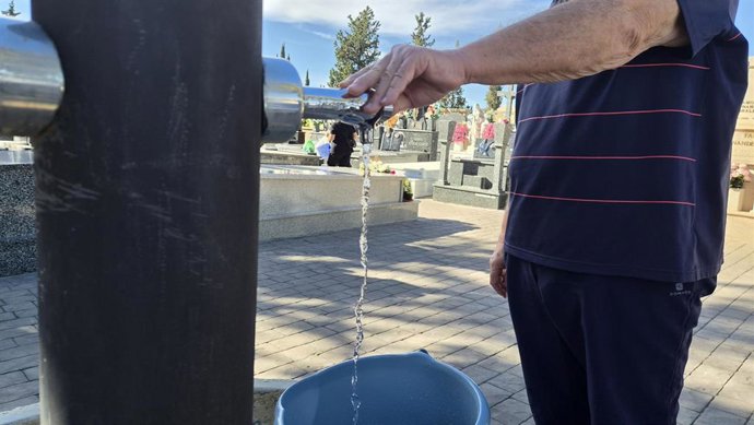 Labores de limpieza en el cementerio de Nuestro Padre Jesús de Murcia