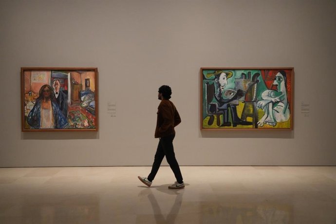 Vistiante en la muesta 'Munch-Picasso' en el Museo Picasso Málaga