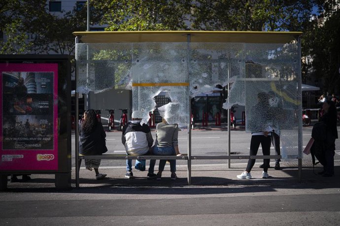 Marquesinas destrozadas tras los disturbios del sábado en Barcelona